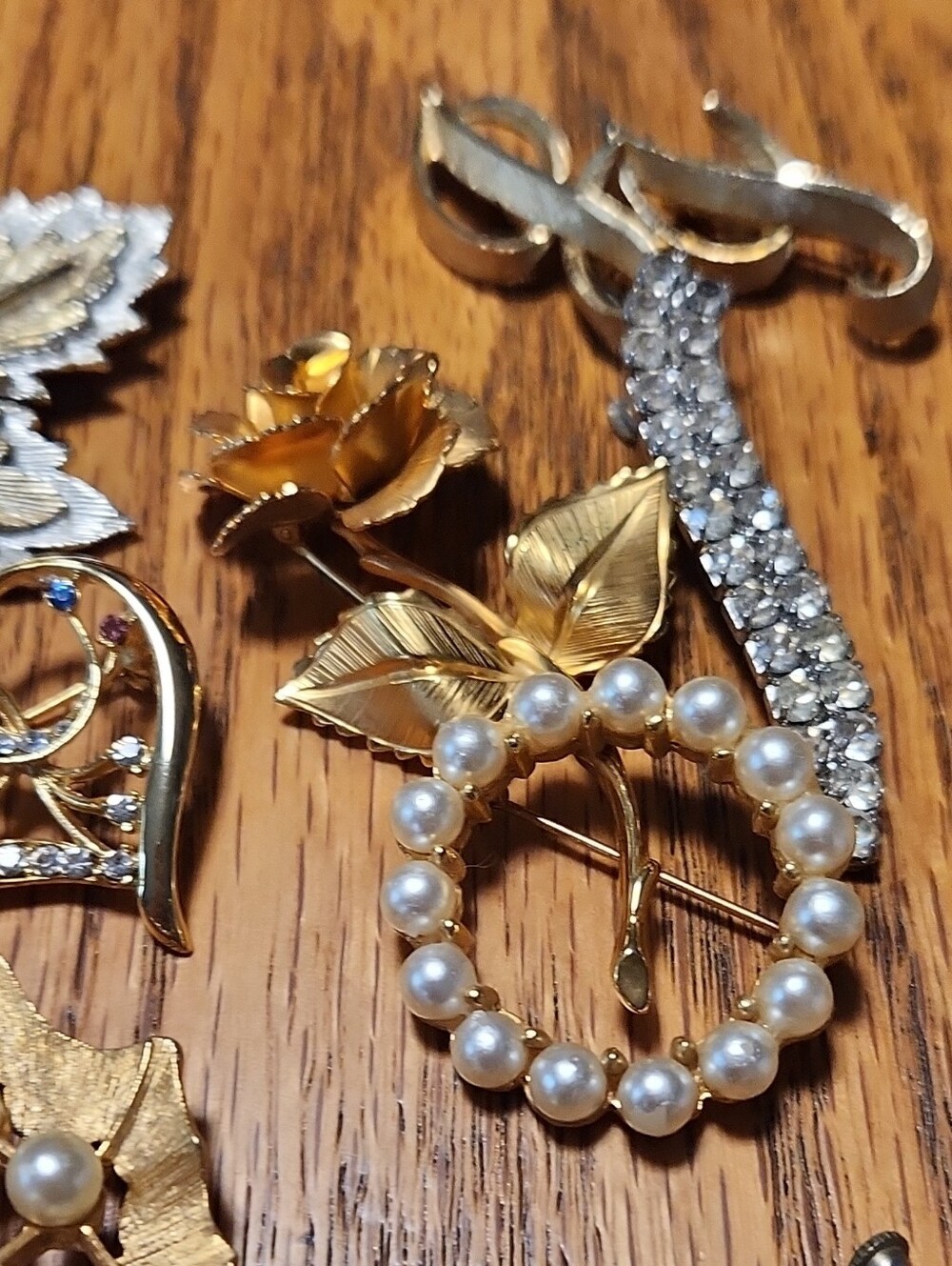 Gold Pearl Wreath Brooch – Classic Women's Jewelry